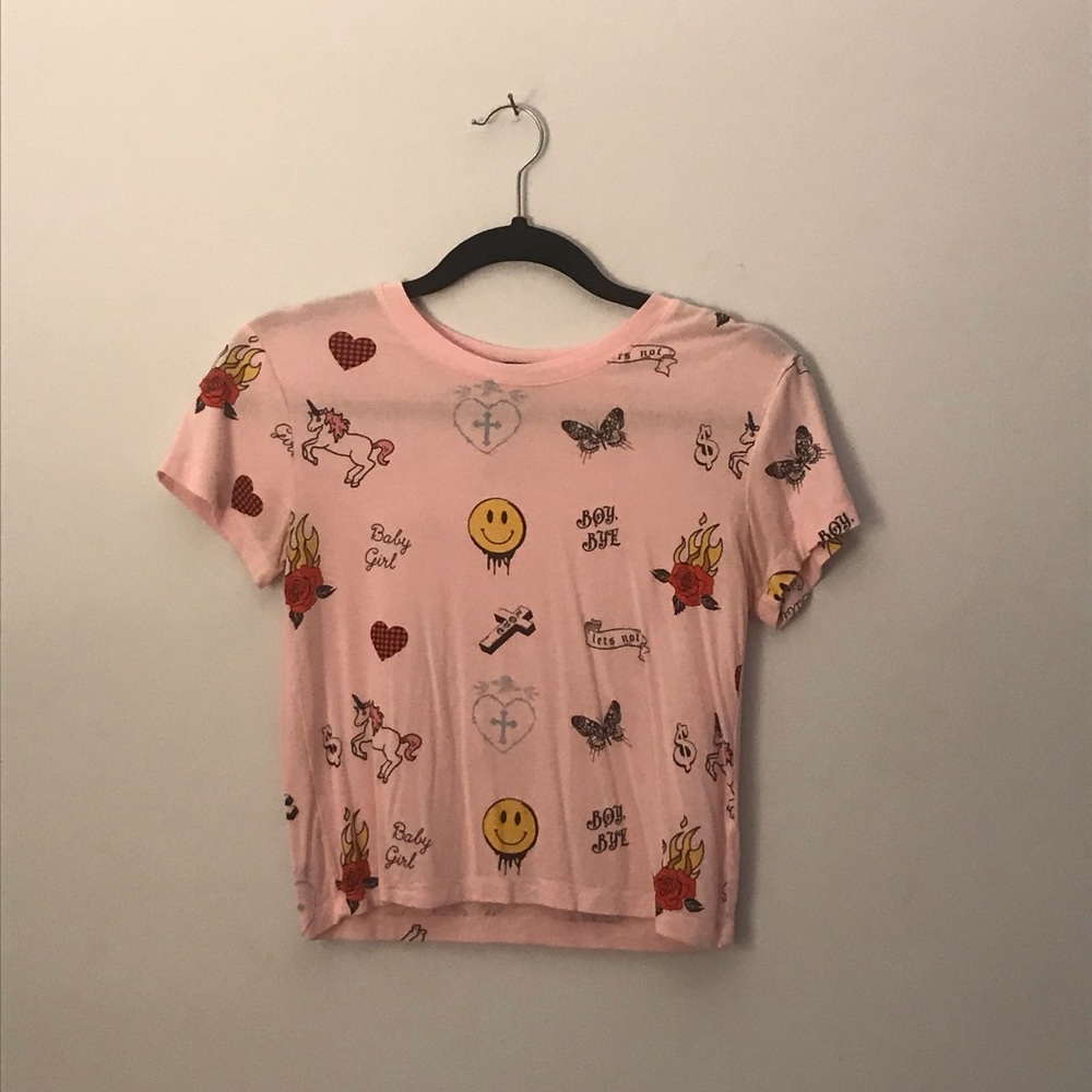 fitted graphic t shirt fits like a small